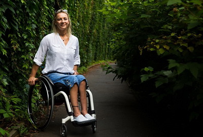 Romana Kolářová má invalidní vozík upravený na míru.  | foto: Yan Renelt, MAFRA